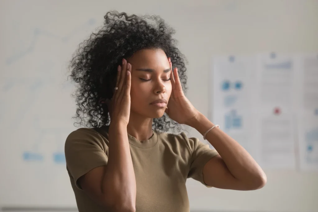 femme stréssée qui tient la tête