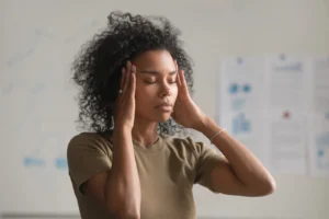 femme stréssée qui tient la tête